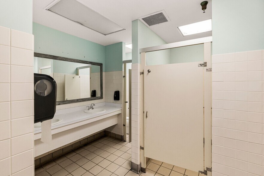 More Photos Of 821 King George Blvd, Savannah Unknown For Lease