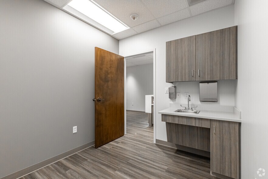 More Photos Of 7777 Forest Ln, Dallas Hospital For Lease