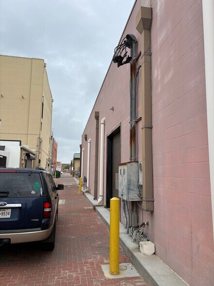 More Photos Of 201 N Pacific St, Conroe Freestanding For Lease