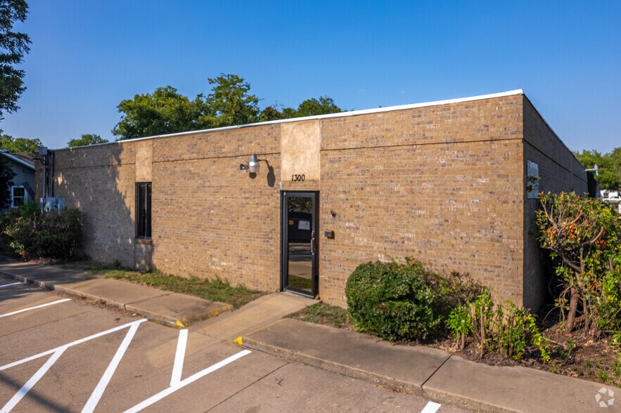 More Photos Of 1300 N Anglin, Cleburne Office For Lease