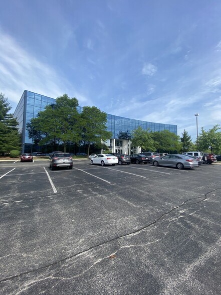 More Photos Of 650 E Algonquin Rd, Schaumburg Office For Lease