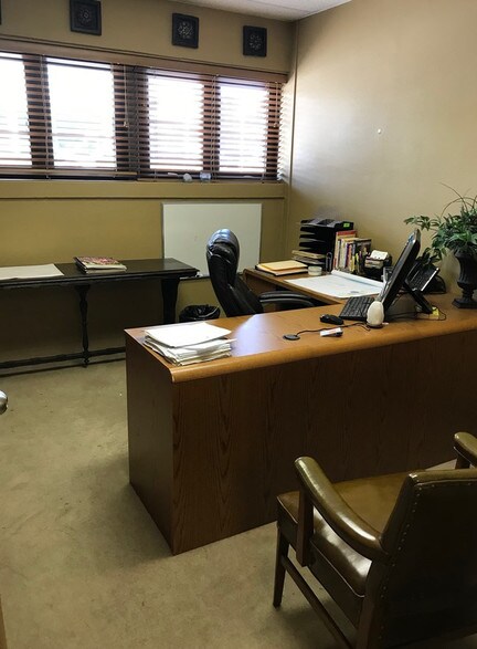 More Photos Of 800 Westport Rd, Kansas City Office Residential For Sale