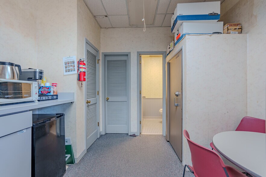 More Photos Of 305 4th Ave SW, Red Bay Bank For Sale