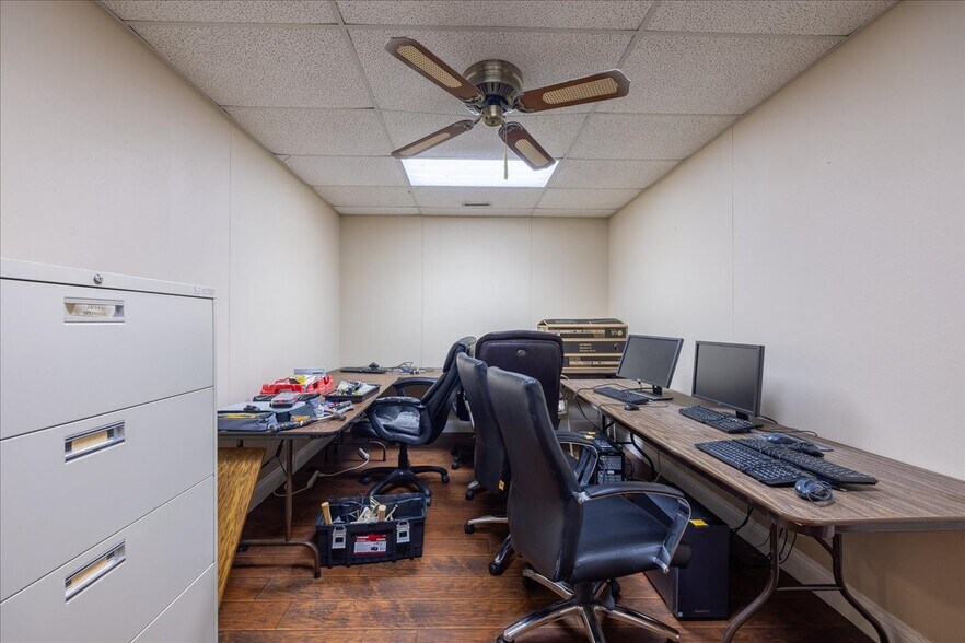 More Photos Of 812 Lexington Dr, Plano Office For Sale