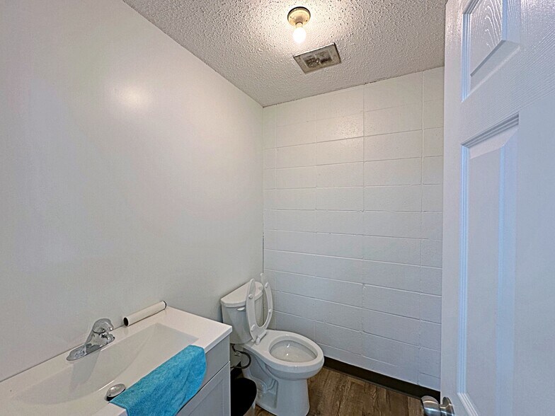 More Photos Of 8127 Fraser Av, Fort McMurray Service For Lease