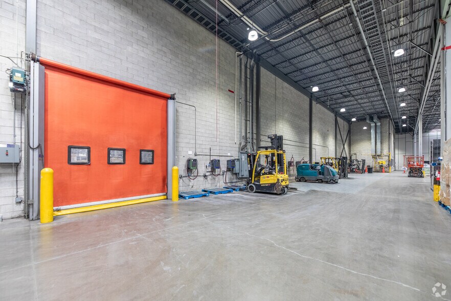 More Photos Of 8495 Goreway Dr, Brampton Warehouse For Lease