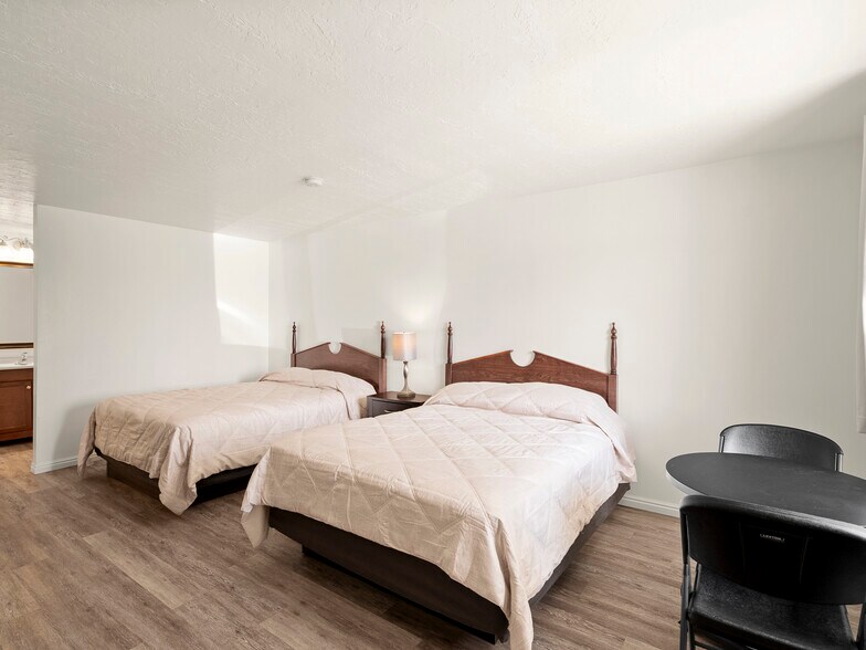 More Photos Of 307 S Main St, Huntington Hotel For Sale