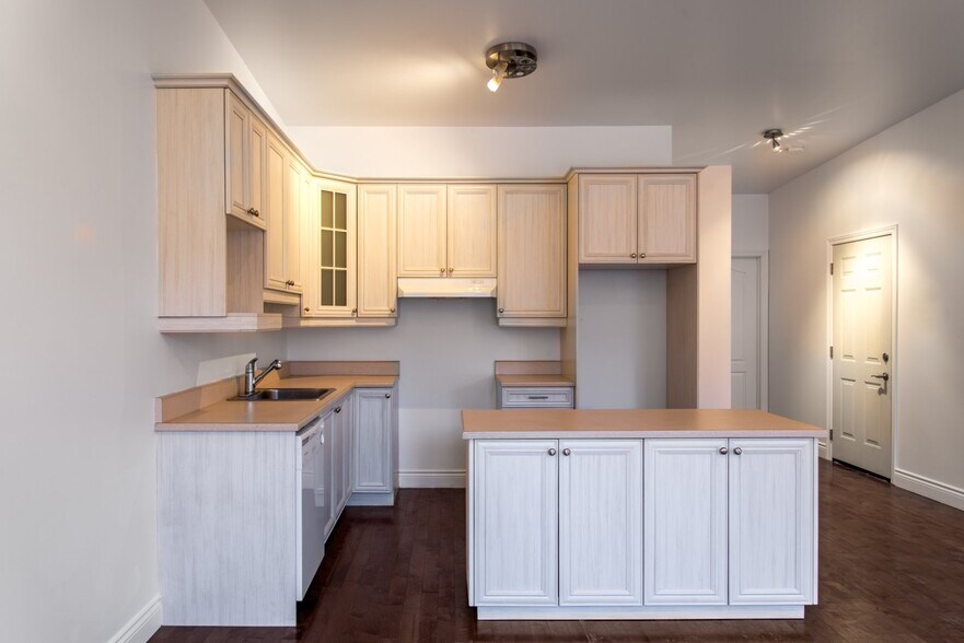 More Photos Of 4370-4372 Rue Notre-Dame O, Montréal Storefront Retail Residential For Sale