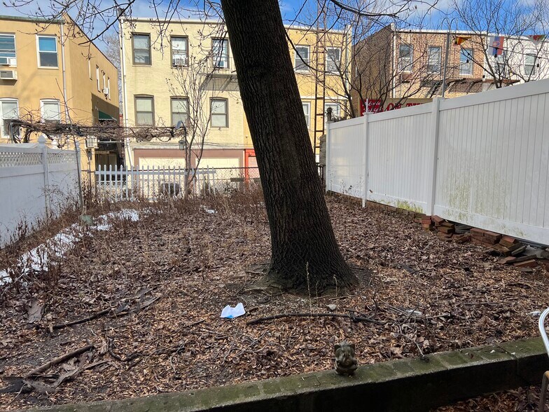 More Photos Of 19-17 Ditmars Blvd, Astoria Storefront Retail Residential For Lease