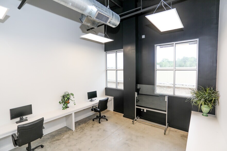 More Photos Of 525 Woodland Square Blvd, Conroe Coworking Space