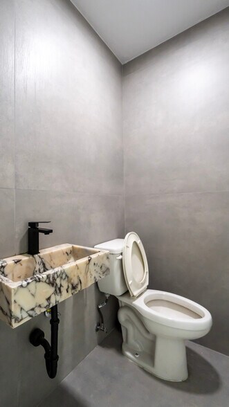 More Photos Of 13-19 S Federal Hwy, Dania Storefront For Lease