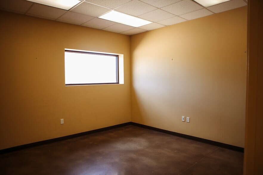 More Photos Of 2103 Longwood Dr, Brenham Warehouse For Lease