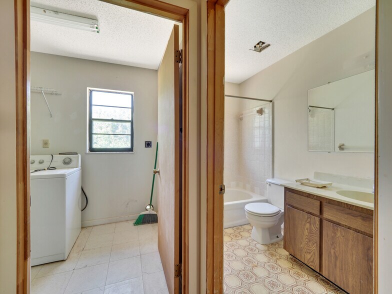 More Photos Of 1055 27th Ave SW, Vero Beach Flex For Sale