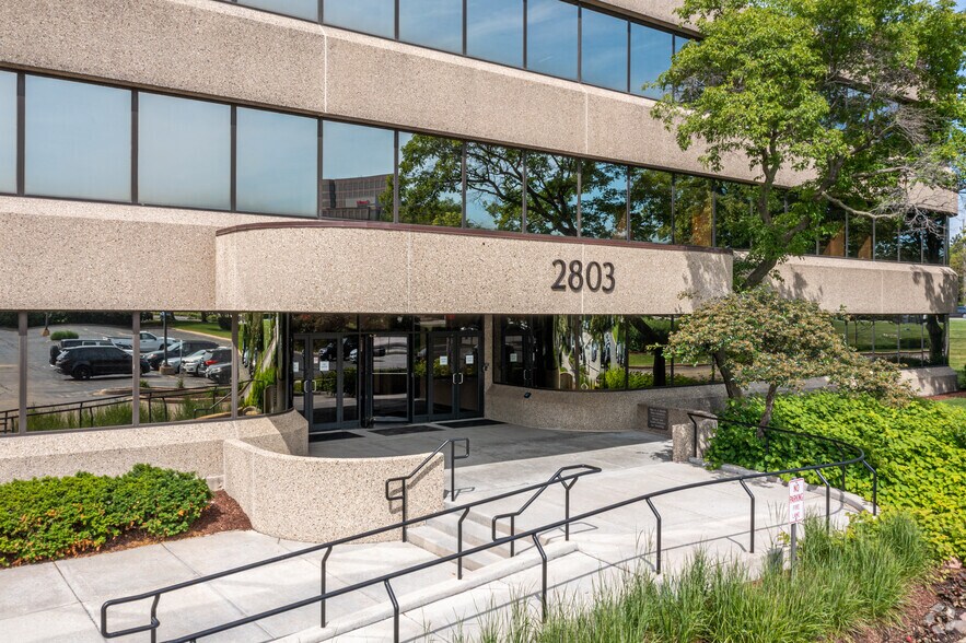 More Photos Of 2707 Butterfield Rd, Oak Brook Unknown For Lease