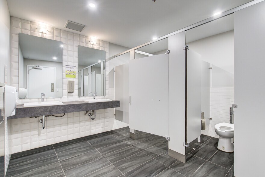 More Photos Of 5773-5781 Boul Gouin O, Montréal Medical For Lease