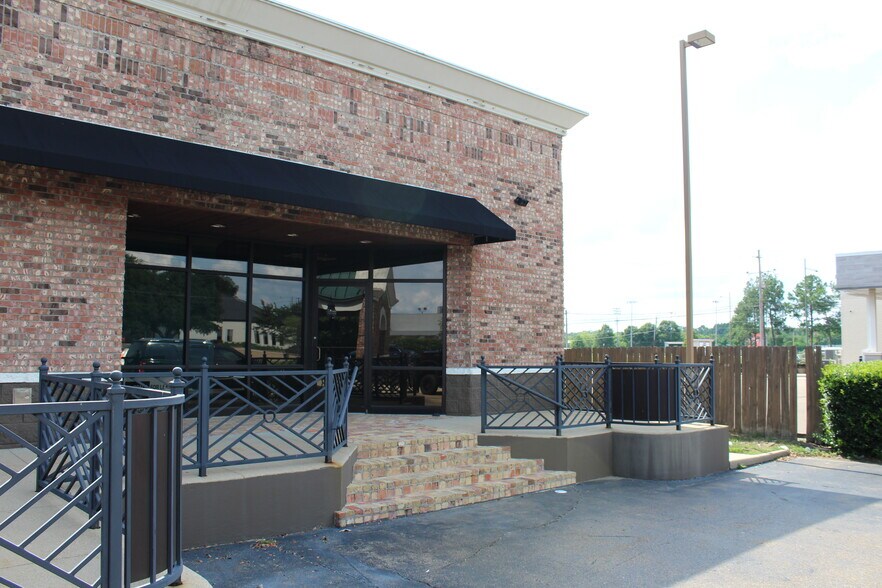 More Photos Of 1065 River Oaks Dr, Flowood Restaurant For Lease