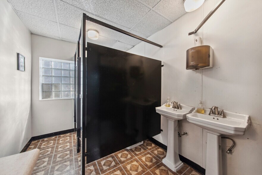 More Photos Of 3330 N Milwaukee Ave, Chicago Medical For Sale