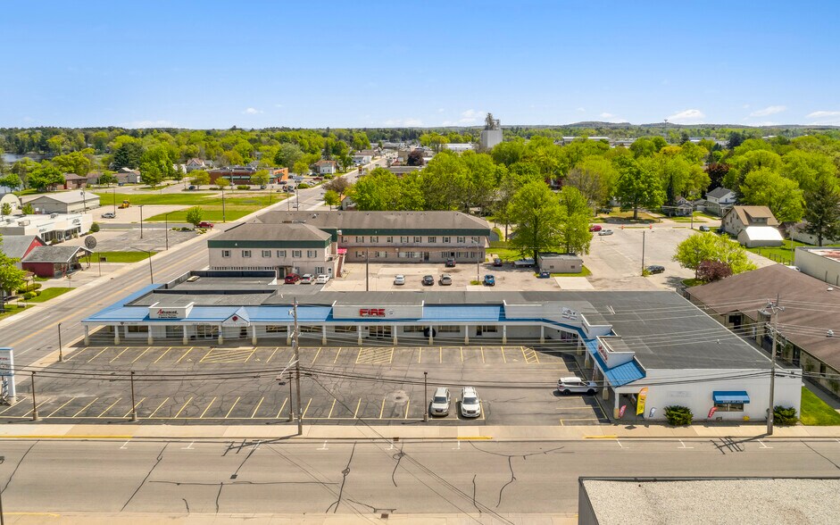 More Photos Of 212 E Green Bay St, Shawano Storefront For Sale