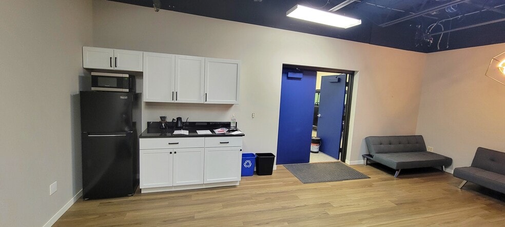 More Photos Of 1301 Cliff Rd E, Burnsville Showroom For Sale