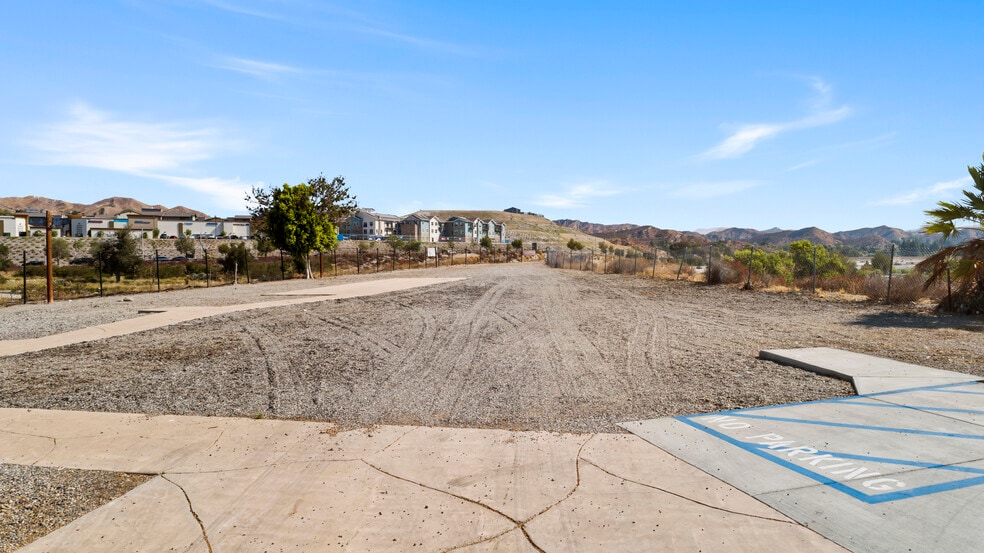 More Photos Of 16441 Delone St, Santa Clarita Land For Lease