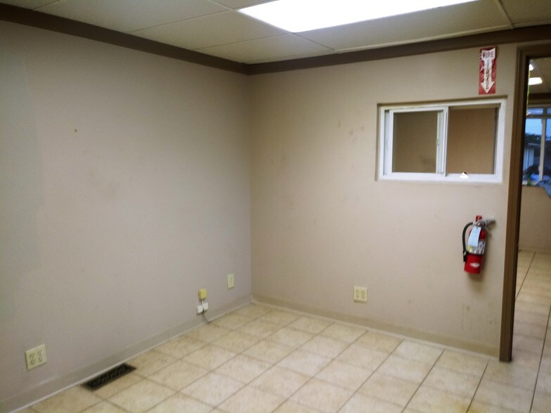 More Photos Of 8870 Frost Ave, Saint Louis Service For Lease