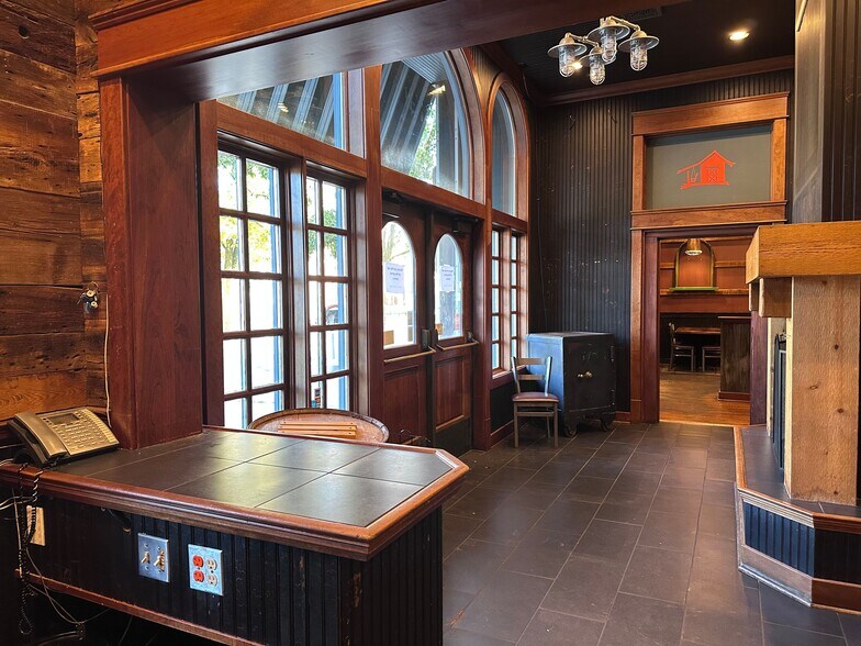 More Photos Of 423 S Union St, Traverse City General Retail For Sale