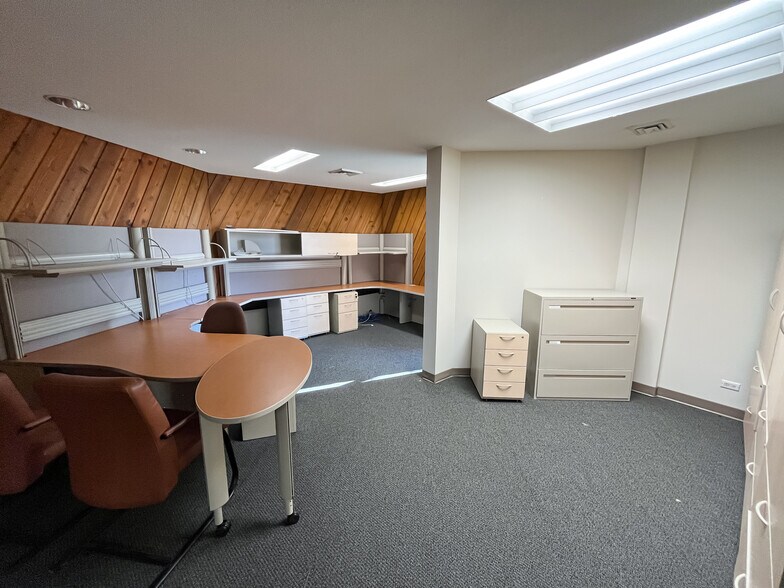 More Photos Of 524 N Main St, South Hutchinson Bank For Sale