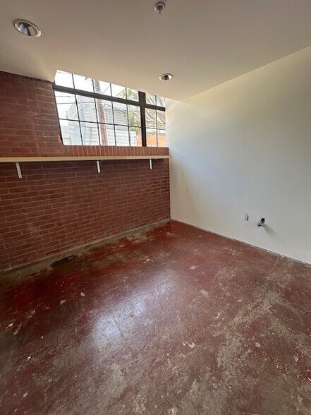 More Photos Of 1657-1669 12th St, Santa Monica Manufacturing For Lease