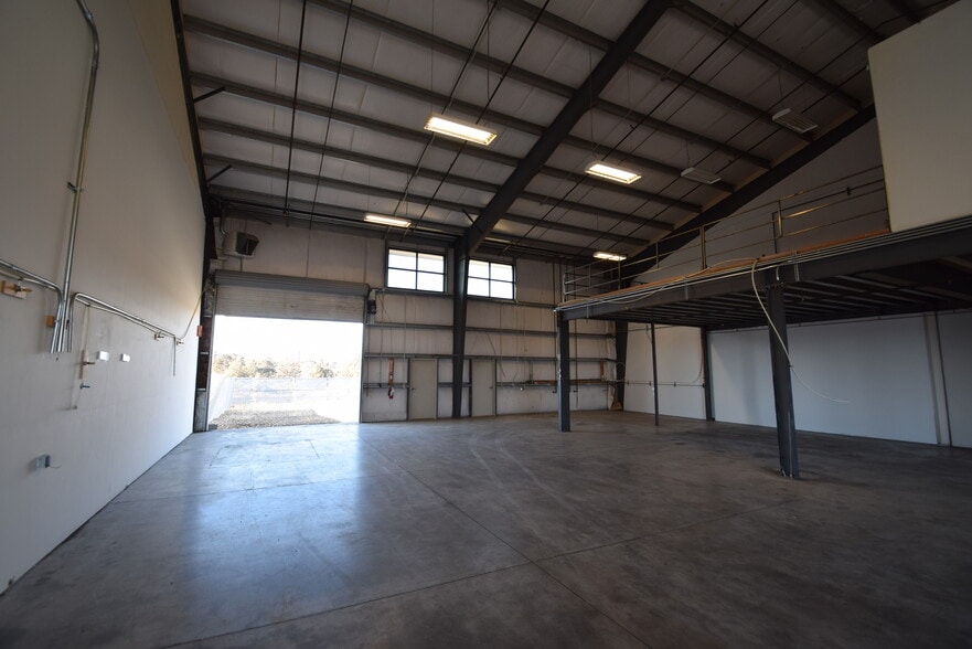 More Photos Of 2121 SW Deerhound Ave, Redmond Manufacturing For Lease