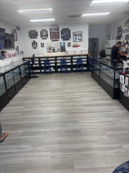 More Photos Of 501 Mammoth Rd, Londonderry Freestanding For Lease