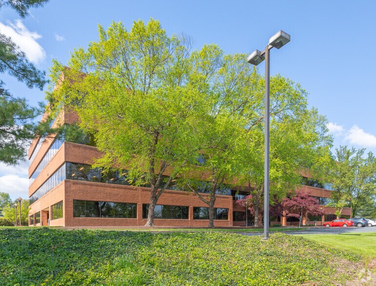 More Photos Of 200 Continental Dr, Newark Office For Lease