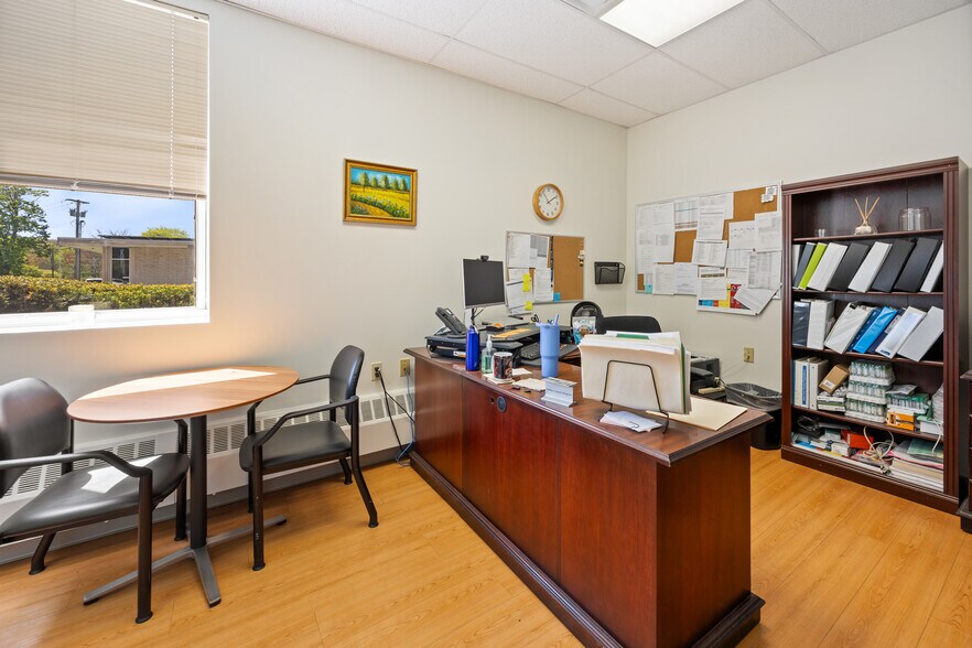 More Photos Of 19 Lunar Dr, Woodbridge Medical For Lease