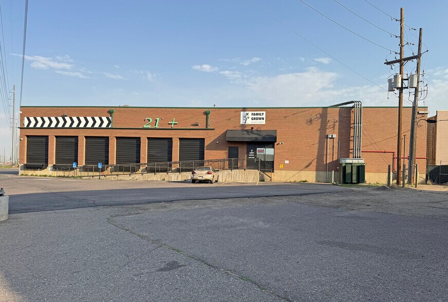More Photos Of 4902 E Smith Rd, Denver Warehouse For Sale