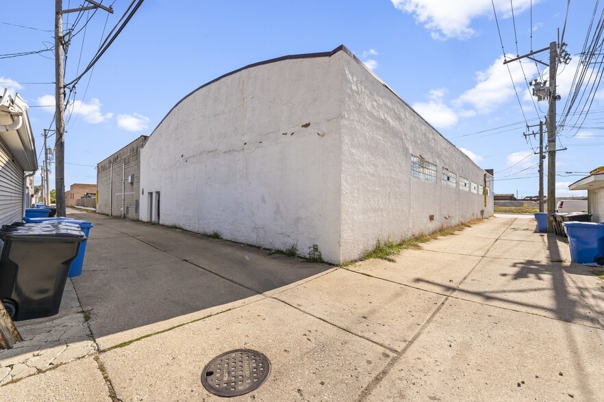 More Photos Of 5944 W 65th St, Chicago Service For Sale