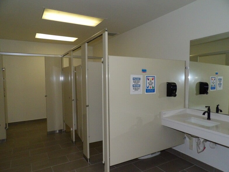 More Photos Of 11500 Pellicano Dr, El Paso Showroom For Lease