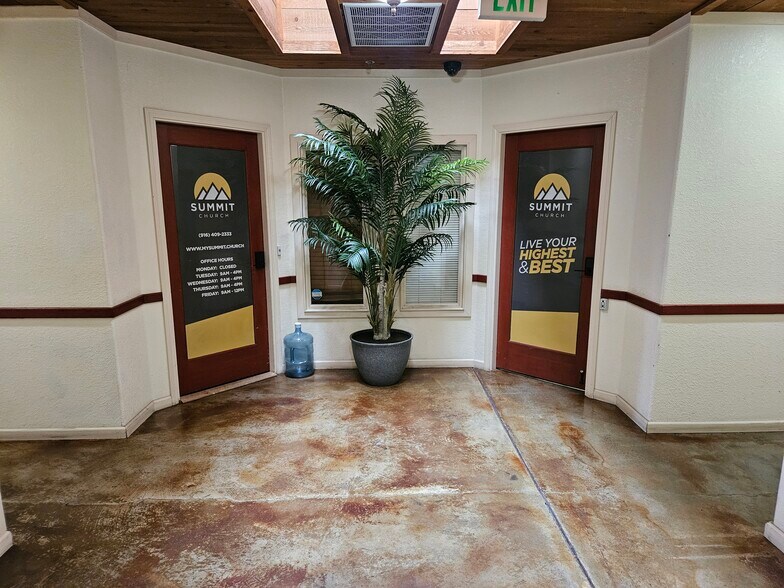 More Photos Of 448 Lincoln Blvd, Lincoln General Retail For Lease