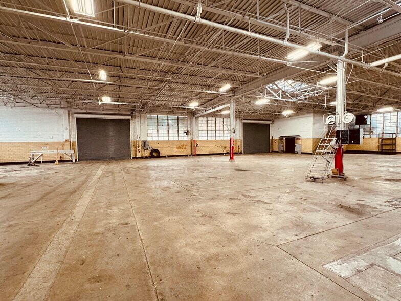 More Photos Of 2625 Broadway St, San Antonio Light Distribution For Lease