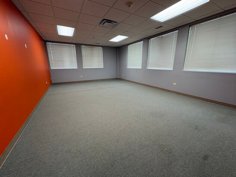 More Photos Of 450-480 E Roosevelt Rd, West Chicago Unknown For Lease