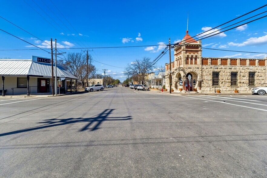 More Photos Of 606 High St, Comfort Storefront For Sale