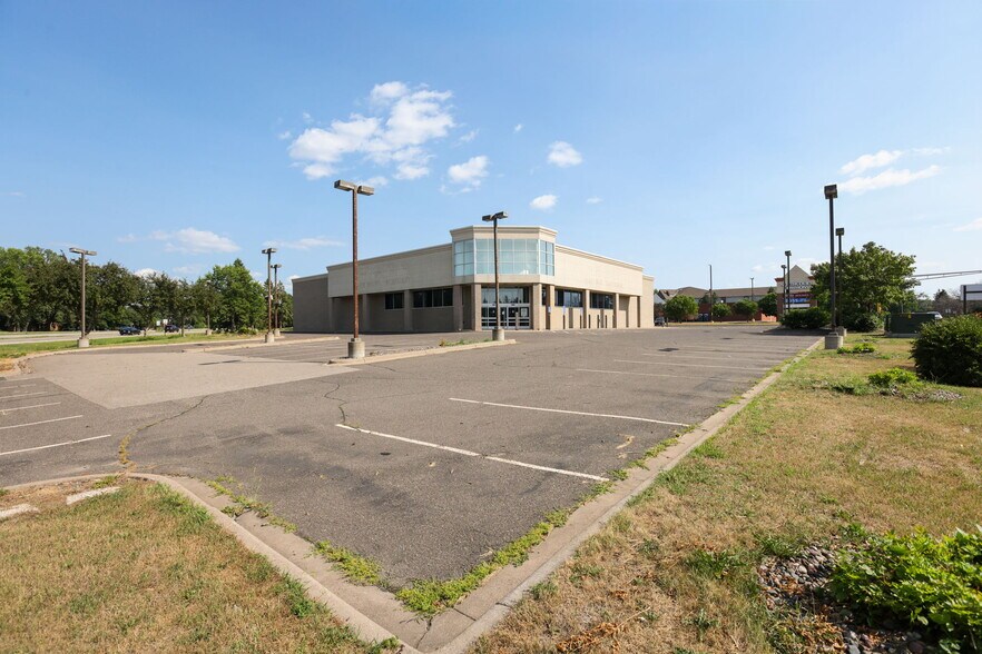 More Photos Of 600 County Road 10 NE, Blaine Drugstore For Lease