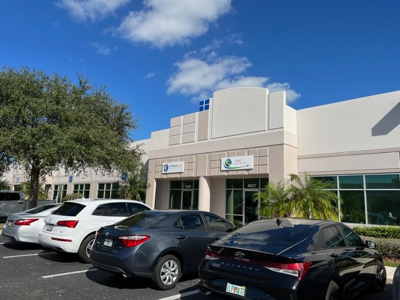 More Photos Of 4015-4037 Crescent Park Dr, Riverview Flex For Lease