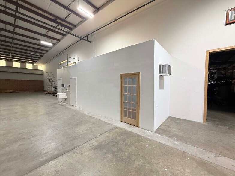 More Photos Of 1356 Bennett Dr, Longwood Distribution For Lease