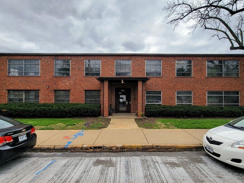 More Photos Of 3622 Greenwood Blvd, Maplewood Flex For Lease