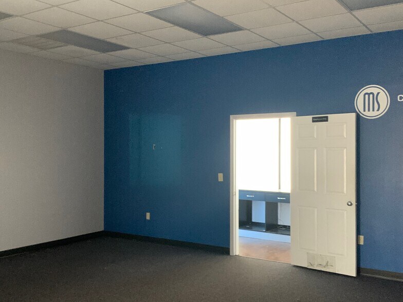 More Photos Of 5550 McFarland Blvd, Northport General Retail For Lease