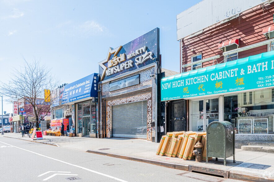 More Photos Of 13158 Sanford Ave, Flushing Showroom For Lease