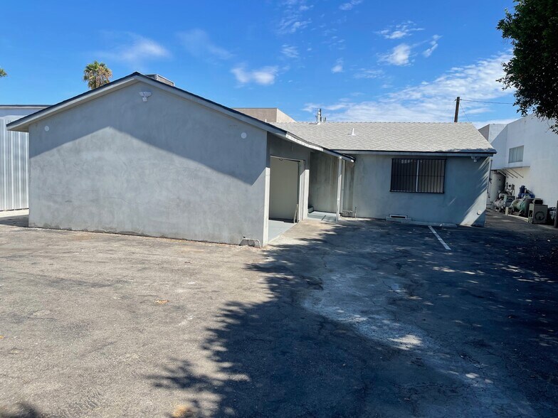 More Photos Of 16123 Wyandotte St, Van Nuys Service For Lease