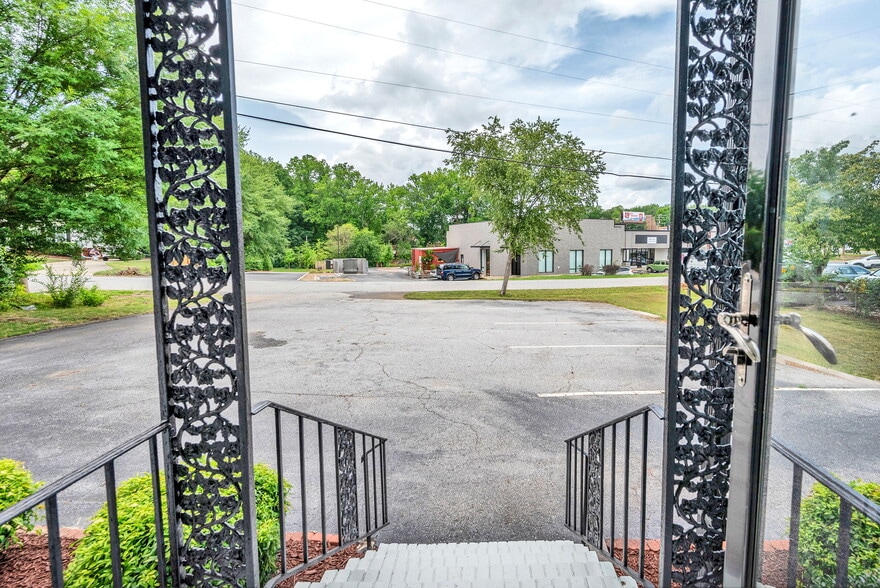 More Photos Of 1 Elizabeth Dr, Greenville Freestanding For Sale