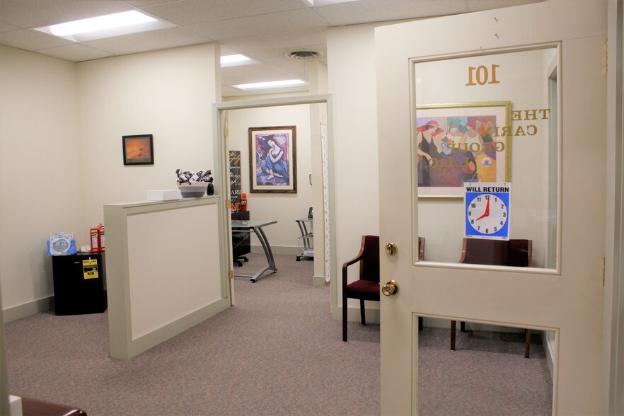 More Photos Of 301-305 W Woodard St, Denison Office For Lease
