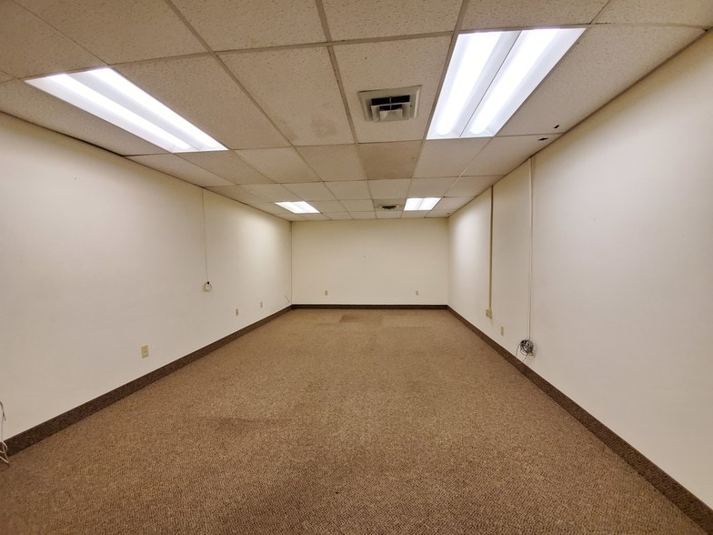 More Photos Of 227 28th St, Newport News Storefront Retail Office For Lease