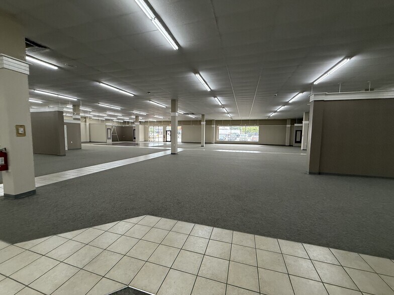 More Photos Of 221 S Poplar St, Elizabethtown General Retail For Lease